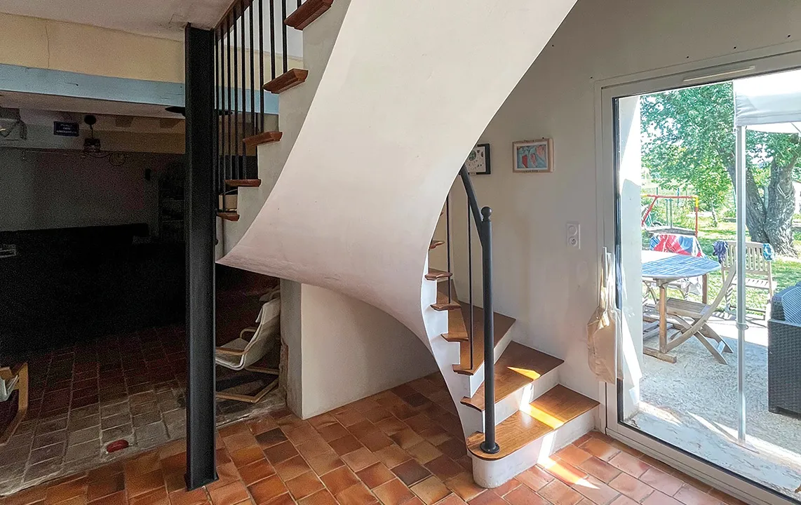 Escalier en voûte sarrasine, construit avec de la brique et du plâtre. Cette technique, datant de plus de 8 000 ans, permet de franchir des portées de plusieurs mètres sans appui intermédiaire ni suspente, tout en alliant robustesse et esthétisme.